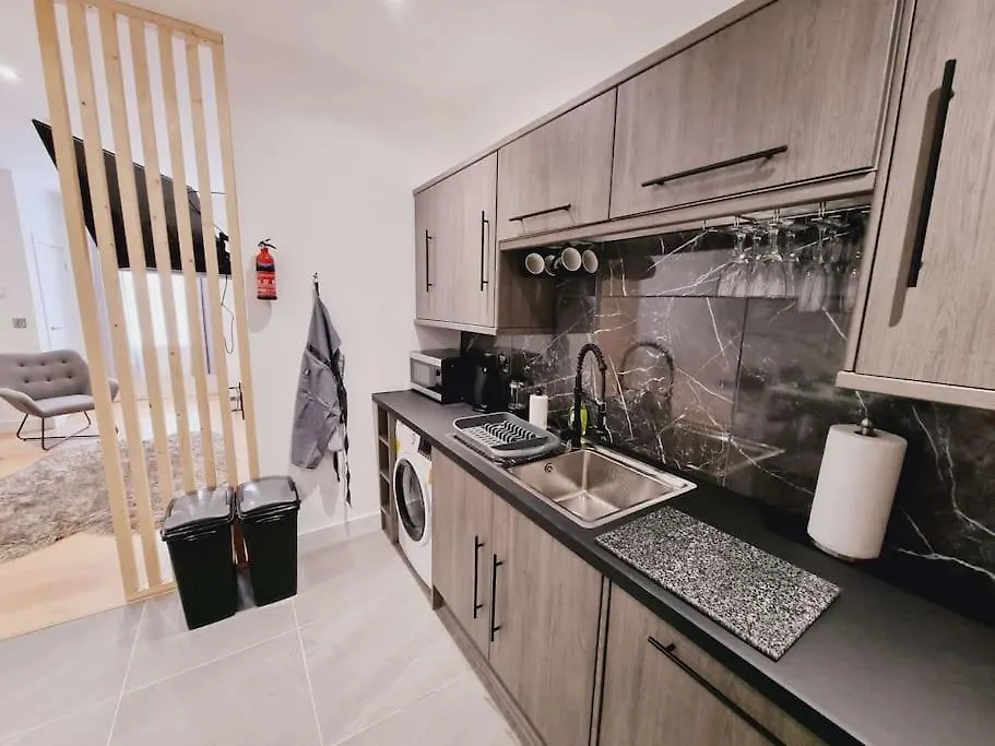 Lmk, Spacious 1 Bedroom Ground Floor Apartment, Ev Charger, Free Parking Wi-Fi, Great Location 贝尔法斯特