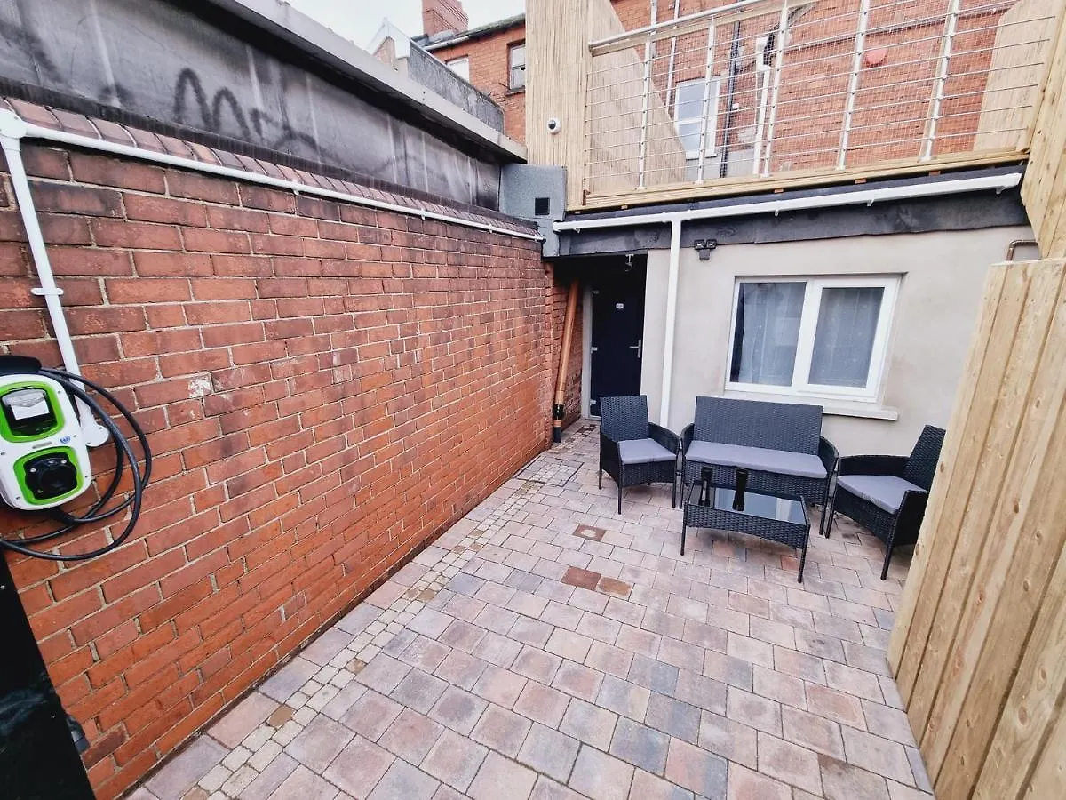 Lmk, Spacious 1 Bedroom Ground Floor Apartment, Ev Charger, Free Parking Wi-Fi, Great Location 贝尔法斯特 0*,  英国